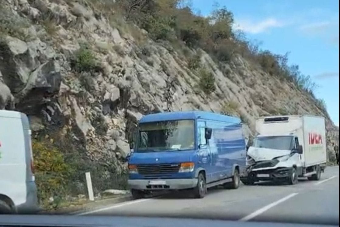Udes na putu Danilovgrad &#8211; Nikšić: Sudarili se kamion i kombi