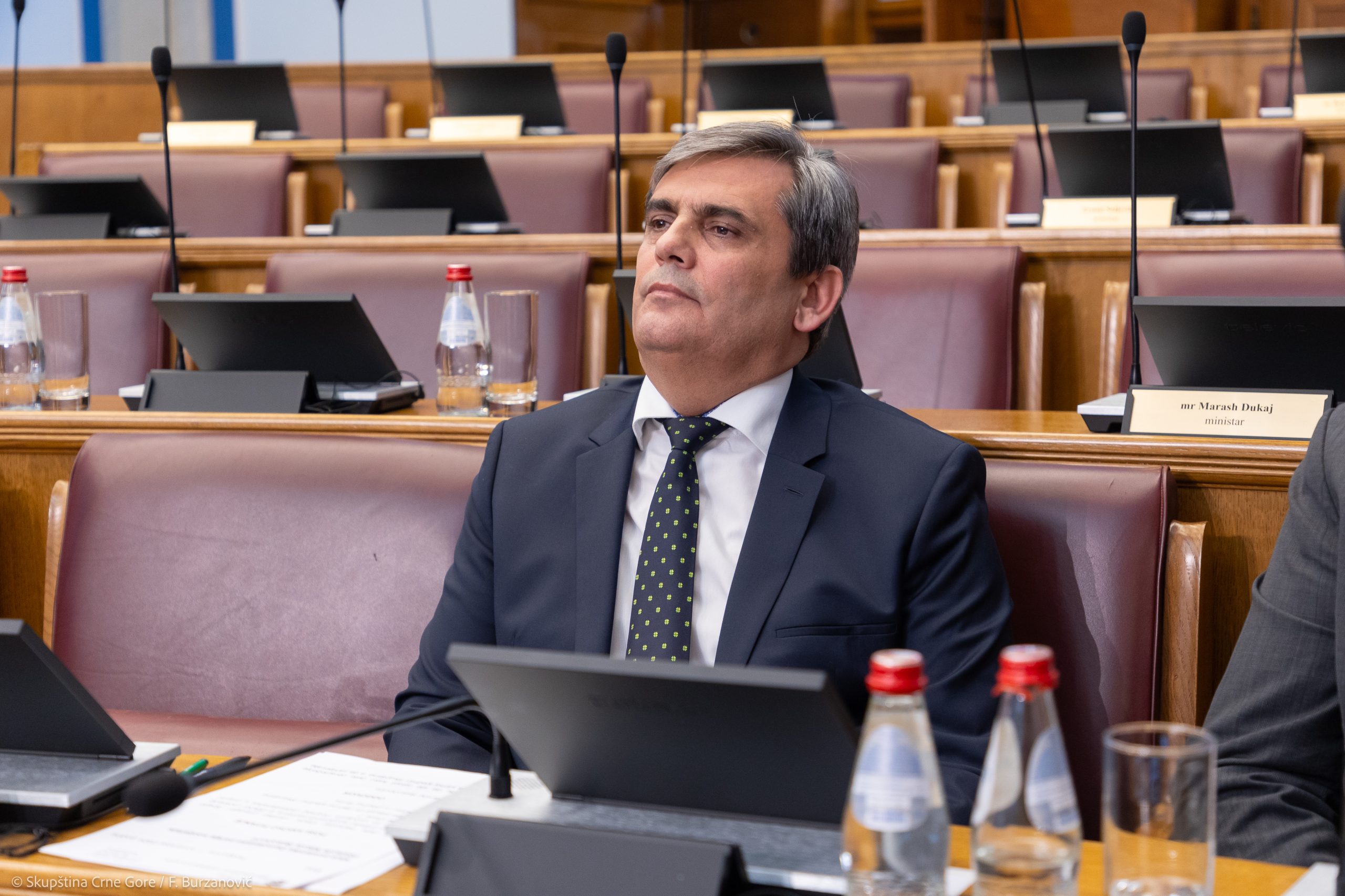 NE ZNA SE KO PIJE, A KO PLAĆA: Mandić u okviru premijerskog sata najavio Ibrahimovića danas u Skupštini, on još prije dva dana otputovao za Njujork