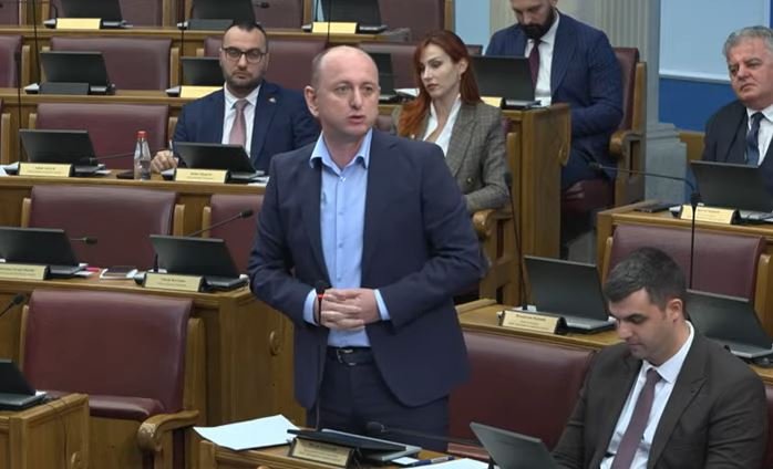 (VIDEO) Knežević: Bajden nas u pampers pelenama gura u treći svjetski rat