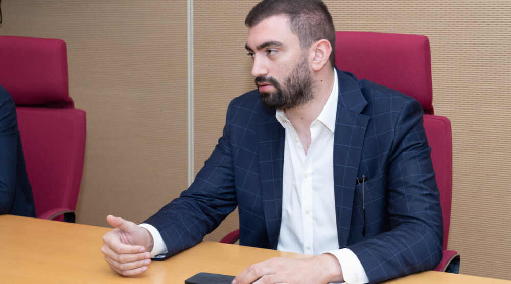 Klikovac: Glavni grad 2024. utrošio gotovo pola miliona eura više za ugovore o djelu nego što je predviđeno