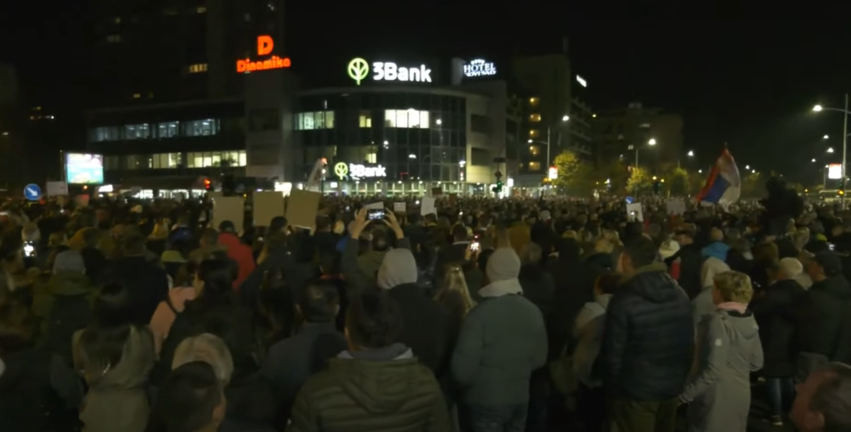 (VIDEO-FOTO) Tenzije i manji incidenti na protestu građana u Novom Sadu