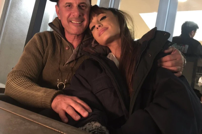 Nakon više od 10 godina Ariana Grande se pomirila sa svojim ocem i promijenila prezime