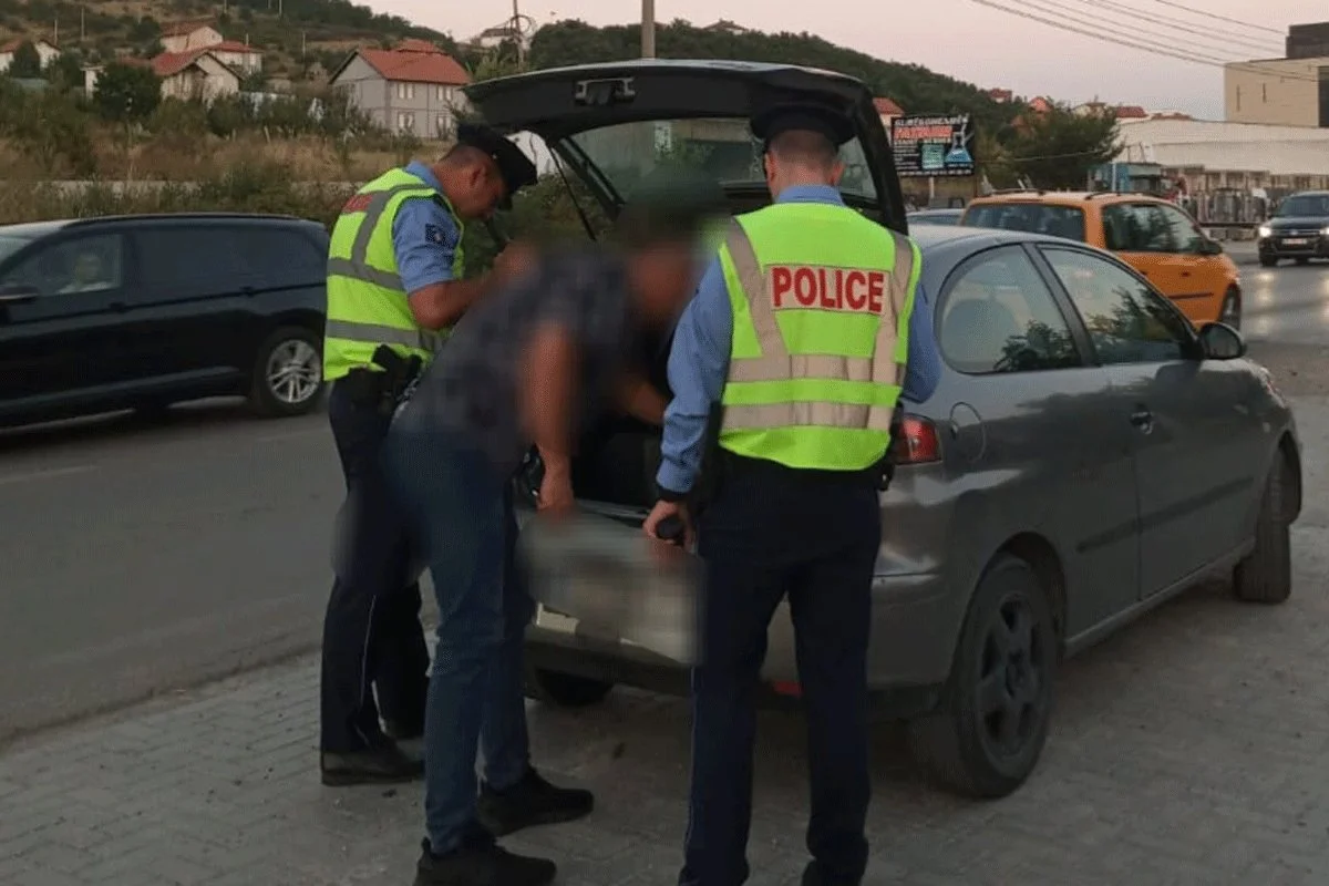 Kosovska policija uhapsila tri osobe zbog natpisa „Kosovo je Srbija“, vozilo sa crnogorskim registarskim tablicama