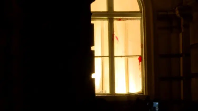 (VIDEO) Protest u Novom Sadu: Izbio požar u prizemlju Gradske kuće gdje se nalazi policija