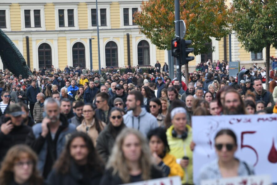 U toku protest „Ovo je kap koja je prelila čašu&#8221; zbog urušavanja nadstrešnice Željezničke stanice u Novom Sadu