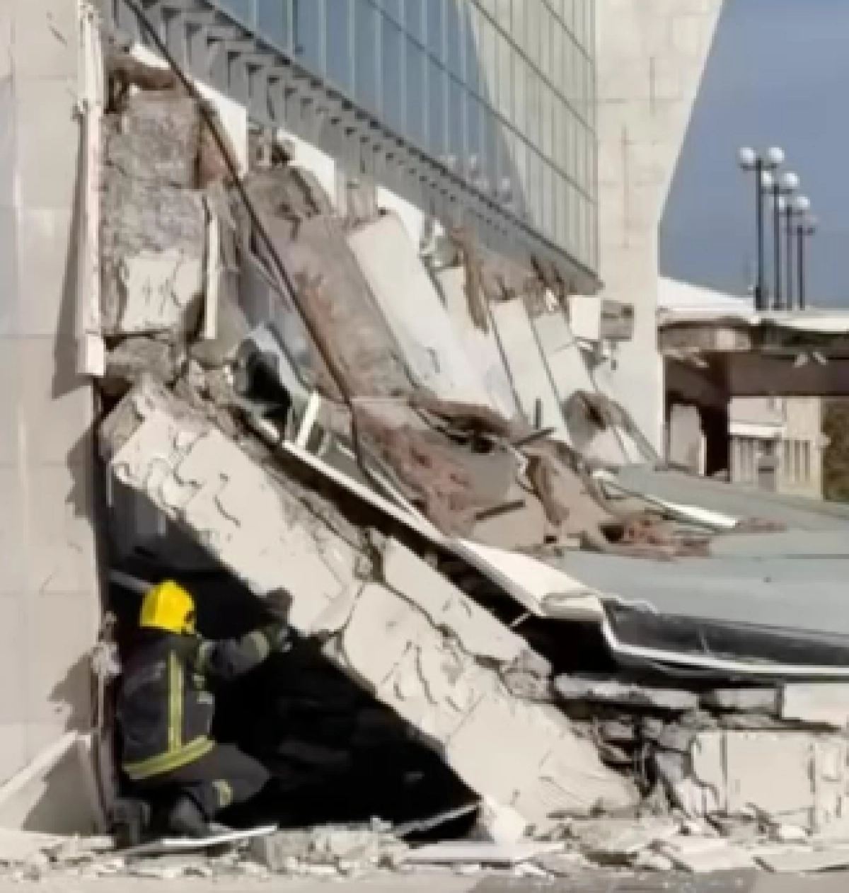 (VIDEO) Uznemirujući snimak: Nadzorne kamere snimile trenutak tragedije u Novom Sadu