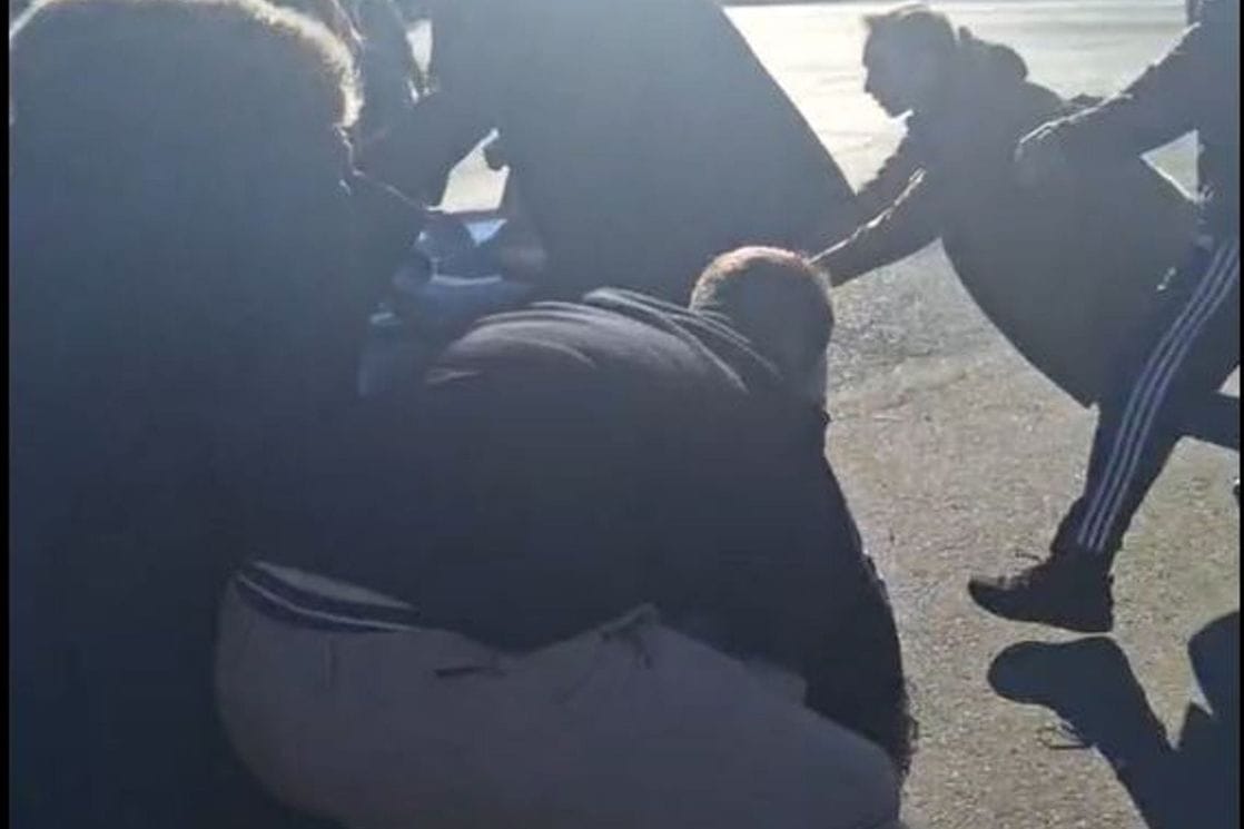 (VIDEO) Protesti u Srbiji: Automobilom upao na blokadu ispred Farmaceutskog fakulteta, oborio ženu