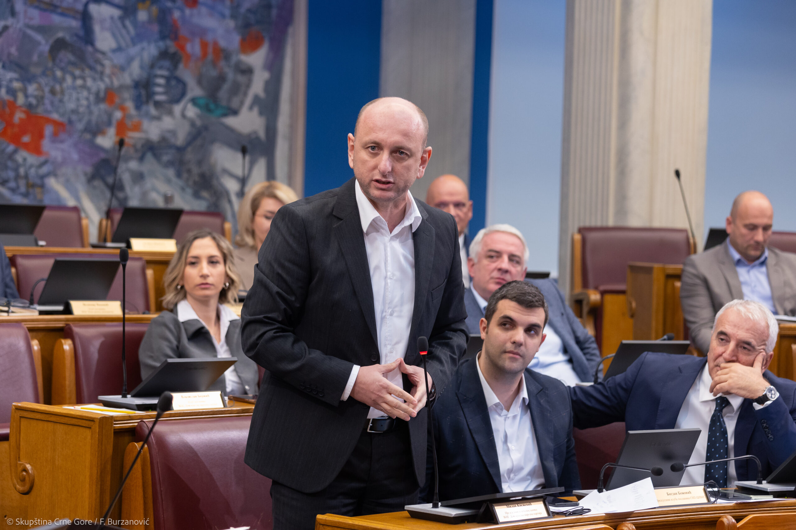 Knežević: Predlažem da pozovemo građane da jednu subotu napune potrošačku korpu u marketima i ne plate ništa