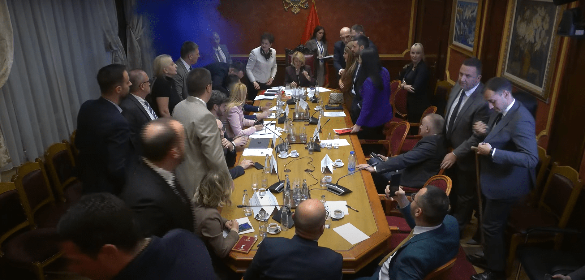 (VIDEO) Pogledajte trenutak kada je bačena dimna bomba na sjednici Ustavnog odbora