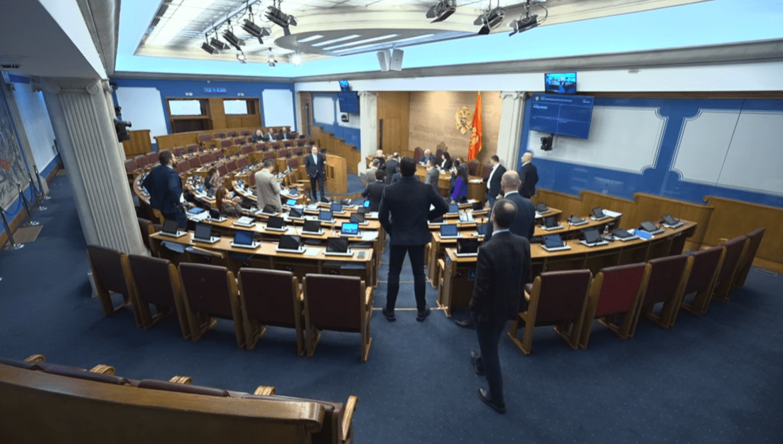 U Skupštinu stigla policija nakon što je bačena dimna bomba