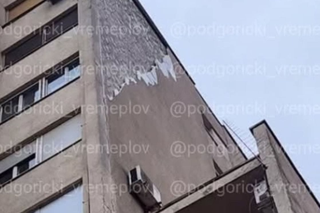 Podgorica: Pala fasada sa zgrade, oštetila nekoliko vozila