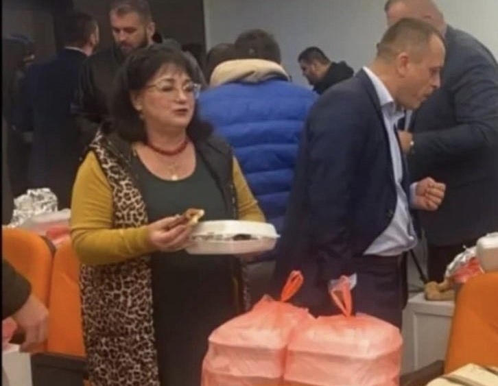 BAHANALIJE: Mikijelj, pristalice koalicije ,,Za budućnost Budve“ kao i ekipa Demokrata &#8211; spavali i gostili se tokom noći u Skupštini?!