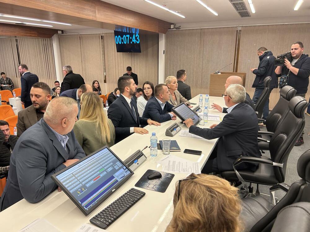 PORTAL STANDARD SAZNAJE: PODGORIČKA POLICIJA STIŽE U SO BUDVA