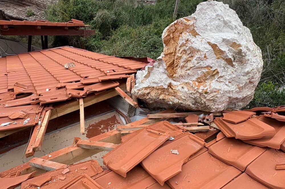 Obrušilo se brdo na Svetom Stefanu, stijene uništile plažni bar na Galiji