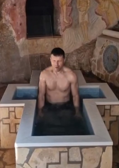 (VIDEO) Mujović na svoj način obilježio Bogojavljenje