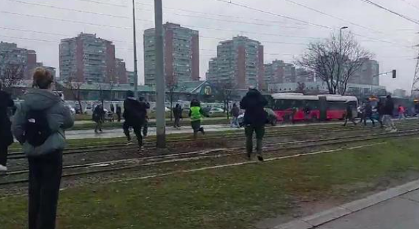Srbija: Djevojka, koja je automobilom uletjela među građane i udarila studentkinju, osumnjičena za pokušaj teškog ubistva