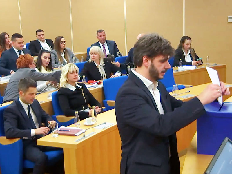PARLAMENT JOŠ NIJE RAZRIJEŠIO SAŠU MUJOVIĆA DUŽNOSTI MINISTRA: Skupština Glavnog grada izborom prekršila Ustav