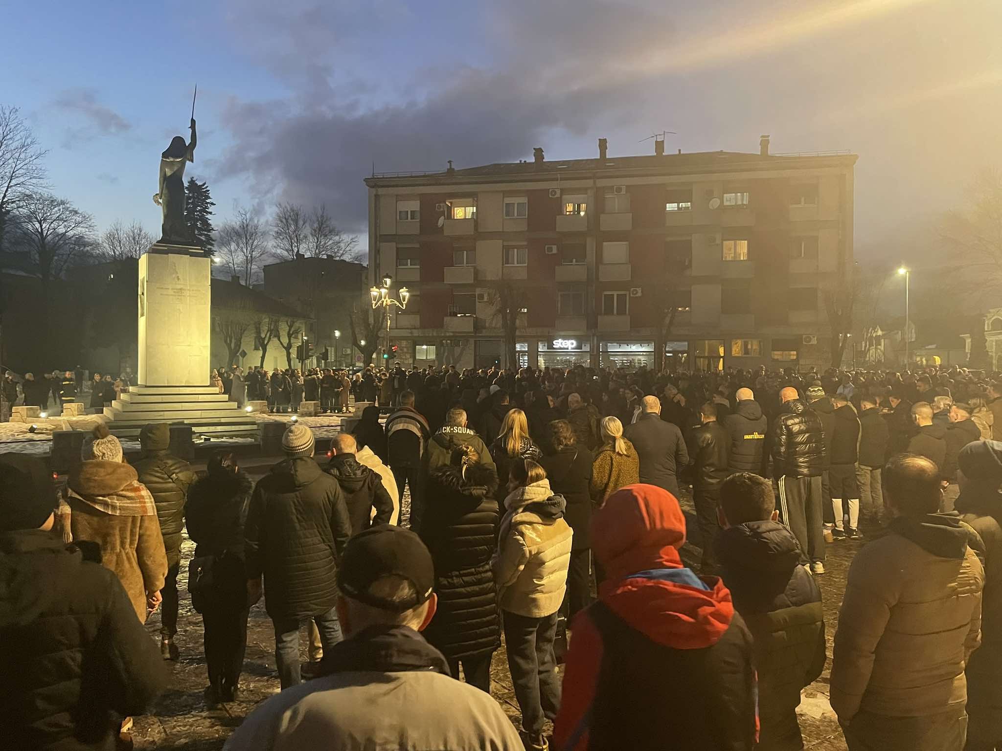 Cetinjani zapalili svijeće za žrtve jučerašnje tragedije