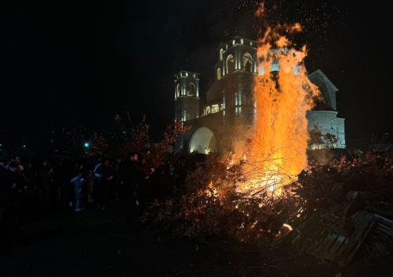 Naloženi badnjaci ispred Sabornog hrama Hristovog Vaskrsenja