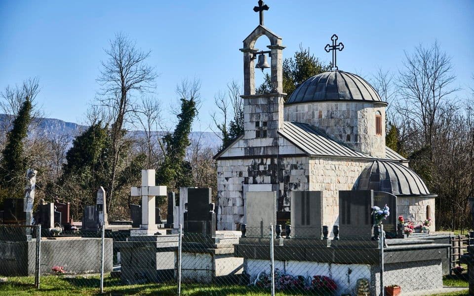 SPC prvo otela groblje, a sada odlučuje i ko može da se sahrani