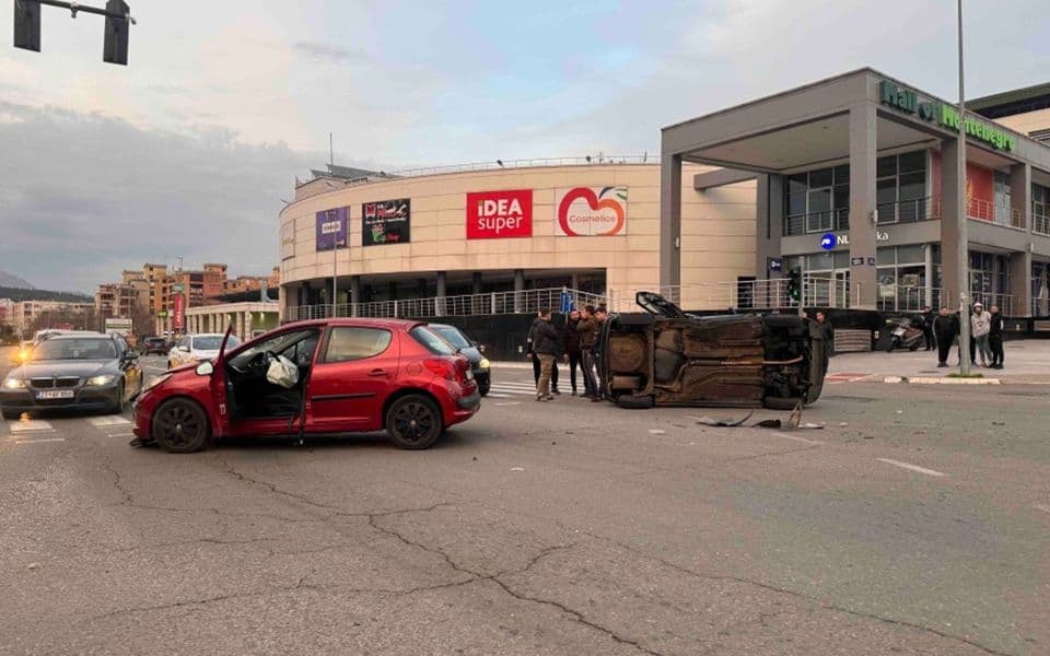 Podgorica: Saobraćajna nezgoda kod Gintaša, automobil završio na stranu