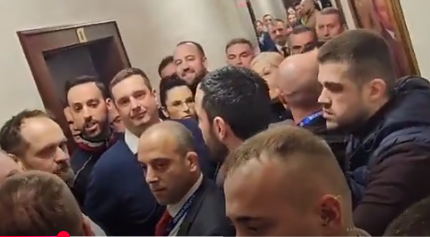 (VIDEO/FOTO): Obezbjeđenje nije dozvolilo opoziciji ulazak u skupštinsku salu, oni blokirali poslanike PES-a da uđu u kancelarije kluba