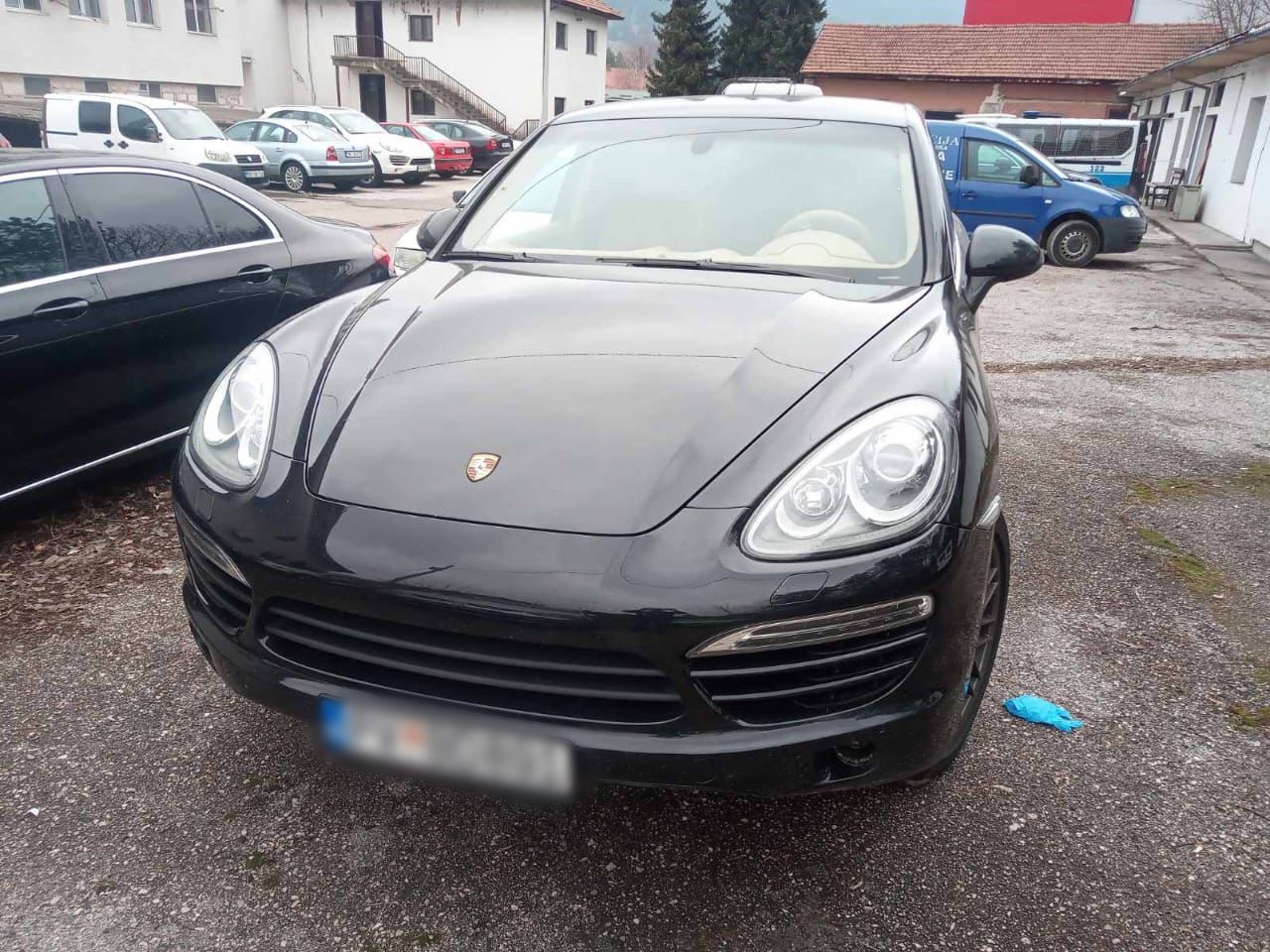Od &#8221;Kavčana&#8221; oduzeta luksuzna vozila, oružje, droga, pronađen štek stan