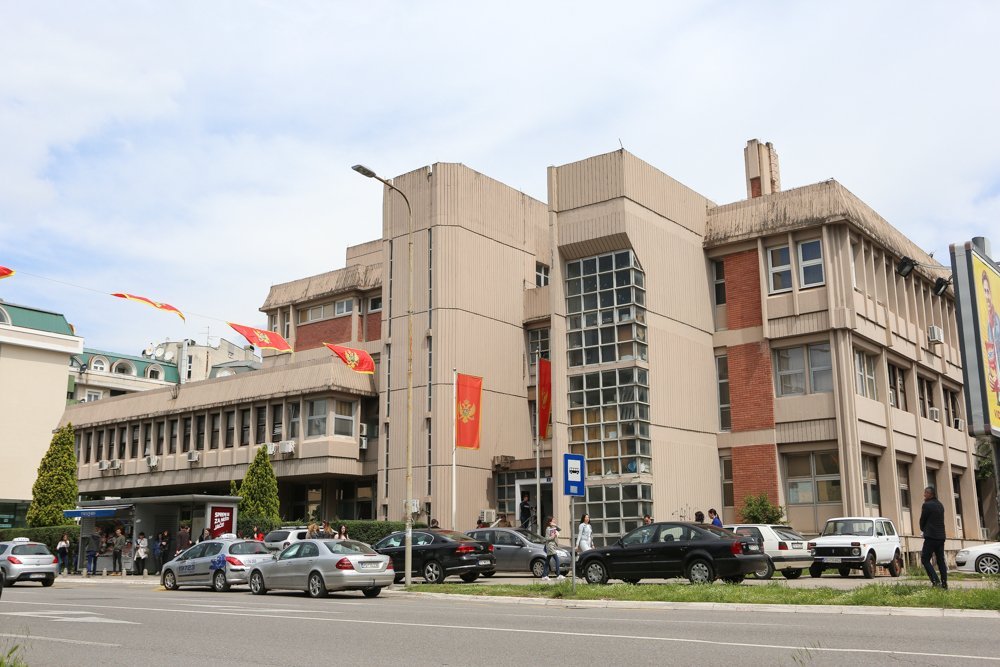 Policajac osuđen na godinu zatvora zbog protivpravnog hapšenja djevojke, tražio od nje &#8211; pet minuta diskrecije