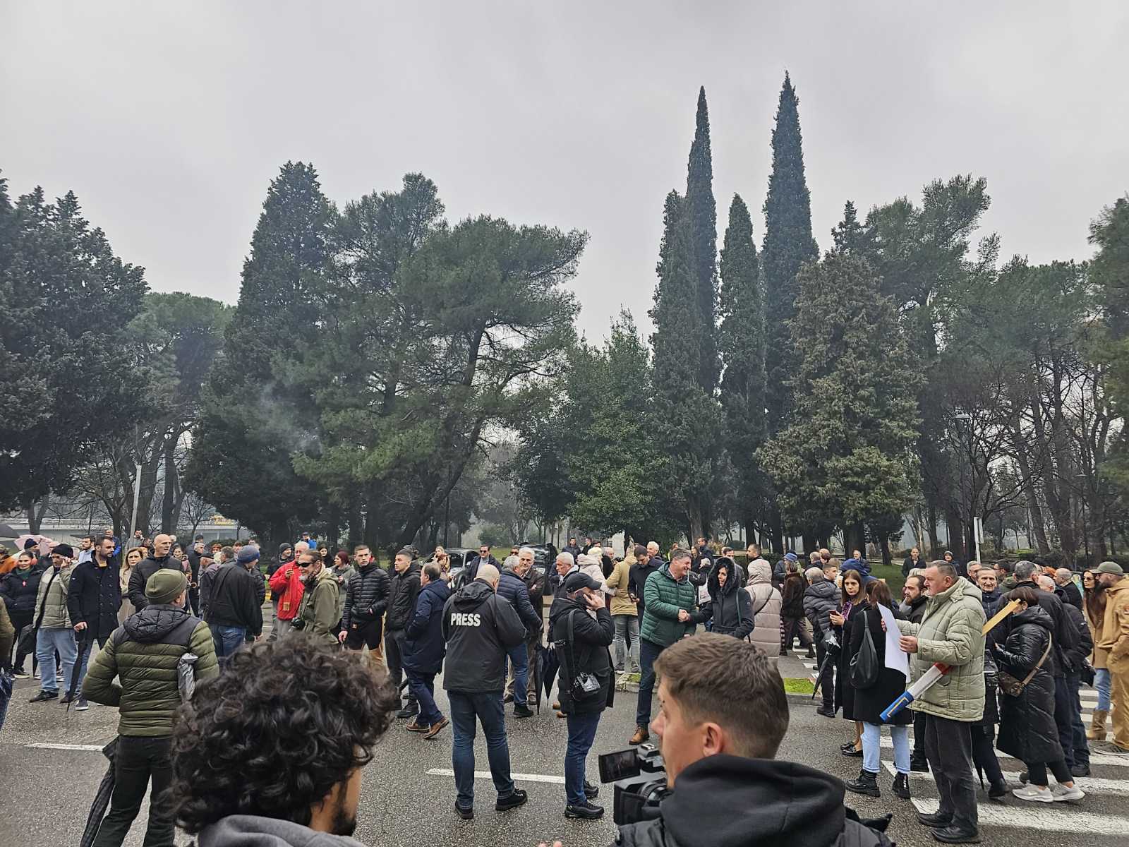 (FOTO &#8211; VIDEO) Uz pjesmu “Još ne sviće rujna zora” završena blokada ispred zgrade Vlade: Novi protest naredne sedmice