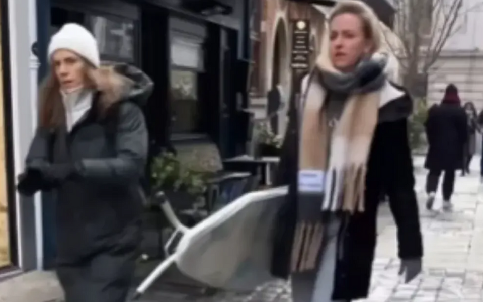(VIDEO) Mladi sve češće nose daske za peglanje po ulici, a svijet se pita zašto