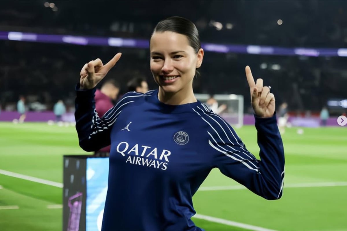 Adriana Lima bez trunke šminke &#8220;zapalila&#8221; stadion (FOTO)