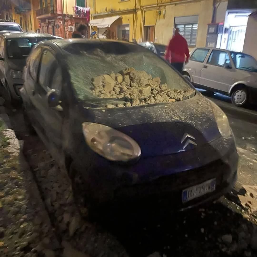 Zemljotres u Napulju, povrijeđena osoba spašena iz ruševina, ljudi proveli noć na ulicama