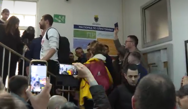 (VIDEO) Sukob građana i obezbjeđenja u Opštini Zvezdara, protest nastavljen ispred