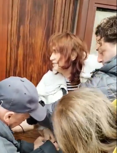 (VIDEO) Snimak napada na dekanicu u Nišu: Ženu sa nožem razoružali građani