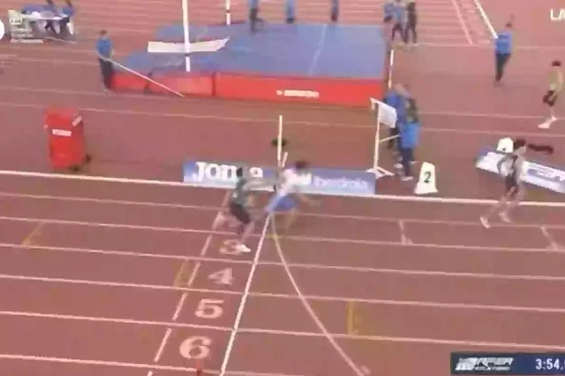 Mladi španski atletičar gurnuo rivala u punom trku ispred cilja