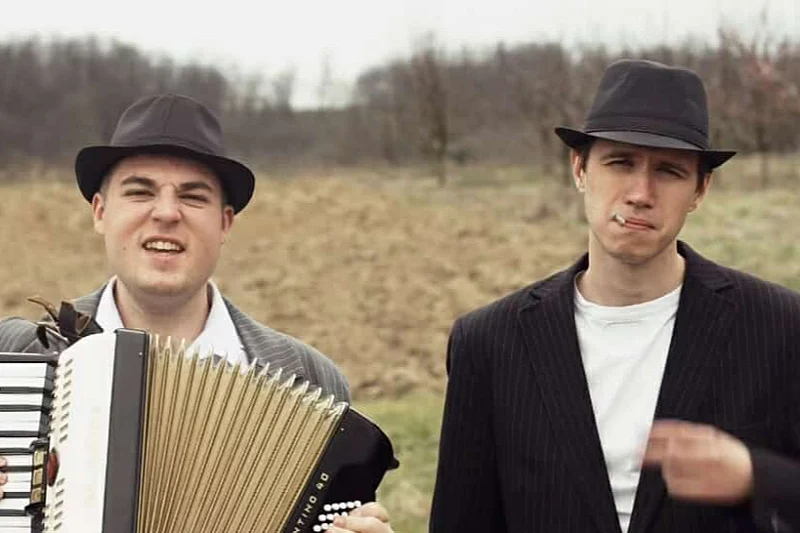 Srbijanski studenti u blokadi rekreirali kultnu scenu iz filma &#8220;Ko to tamo peva?&#8221;, snimak osvaja mreže