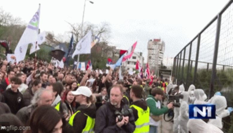 Protest ispred Informera u Beogradu: U toku „dekontaminacija“, policija oko zgrade
