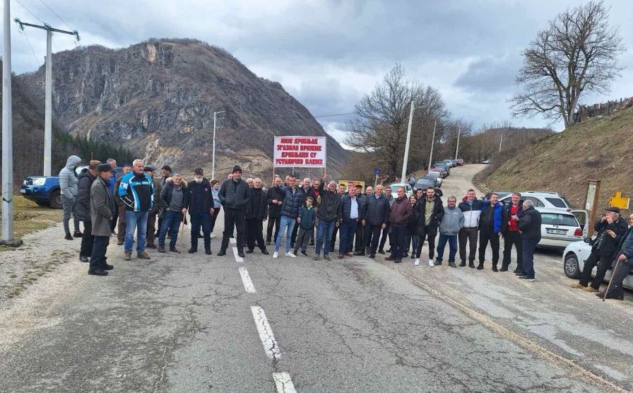 Koalicija “Za budućnost Šavnika“ i “ Idemo ljudi“ blokiraju put Šavnik – Žabljak: Od srijede dvočasovni protesti