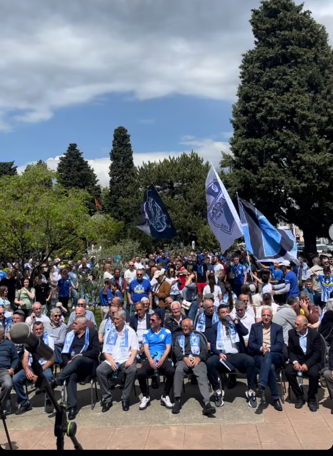 (FOTO &#8211; VIDEO) Protest u Tuzima: Poništite odluku i vratite grb Dečiću