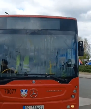 VIDEO Beograđani zasuli jajima autobuse sa Vučićevim pristalicama