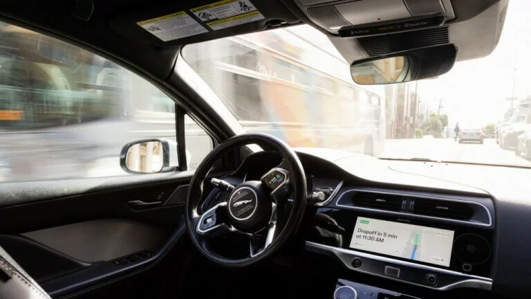 Nisu mogle izaći iz automobila: Putnice ostale zatočene u robotaksiju na opasnom dijelu ceste