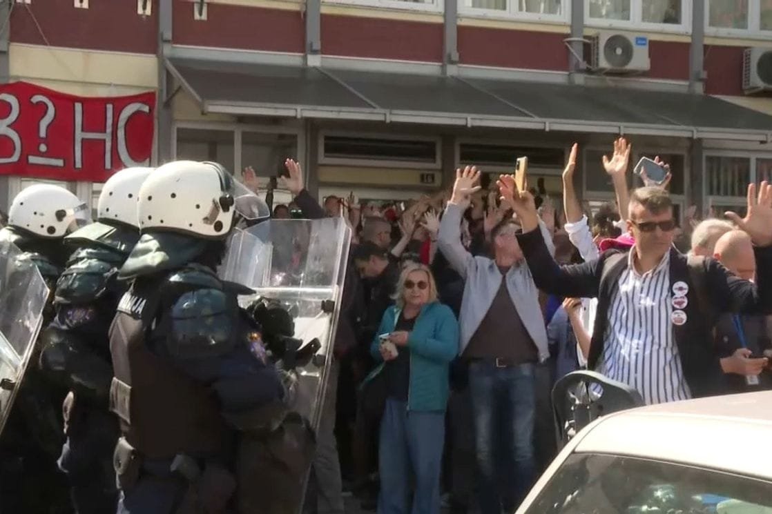 Novi Sad: Interventna jedinica i žandarmerija ispred DIF-a, dvije studentkinje povrijeđene