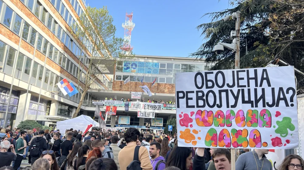 Beograd: Blokada RTS-a ušla u dvadeseti sat, Takovska blokirana, sve je više demonstranata