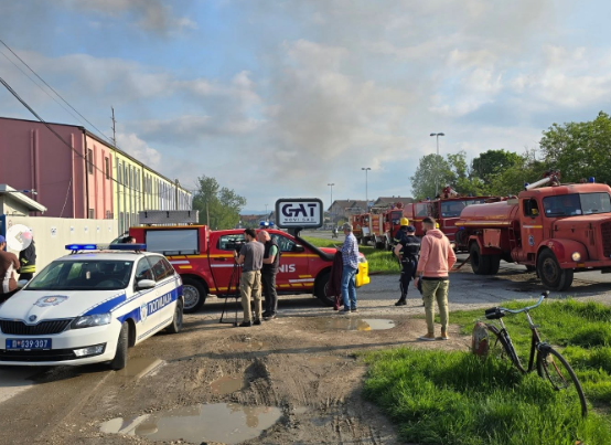 (FOTO/VIDEO) Gori poznata kompanija u Novom Sadu