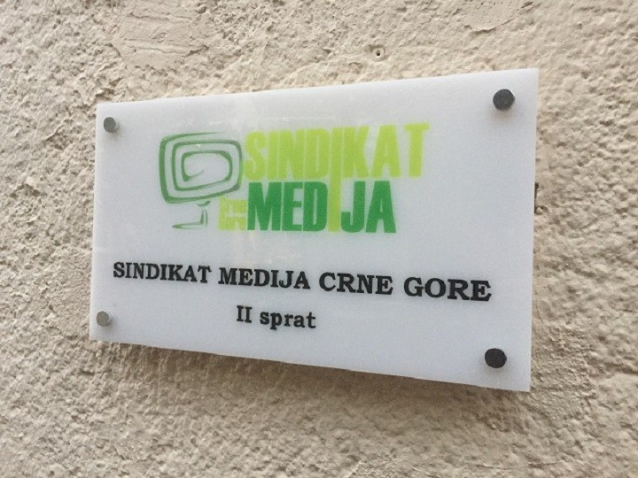 Sindikat medija: Najoštrije osuđujemo uvrede i seksističke komentare koje je doktor KCCG upućivao novinarki Gradske TV