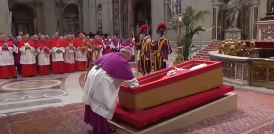 Papa Franjo će biti sahranjen u odjeći posebne simbolike, evo šta će biti pokopano sa njim