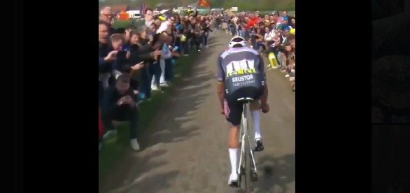 VIDEO Pariz – Rube: Uhapšen navijač koji je biciklistu gađao flašom