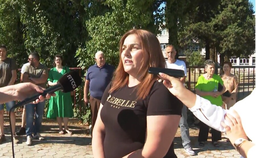Protest roditelja pretučenog dječaka ispred OŠ “Vuko Jovović”, tvrde da direktorica iznosi neistine, traže ostavku