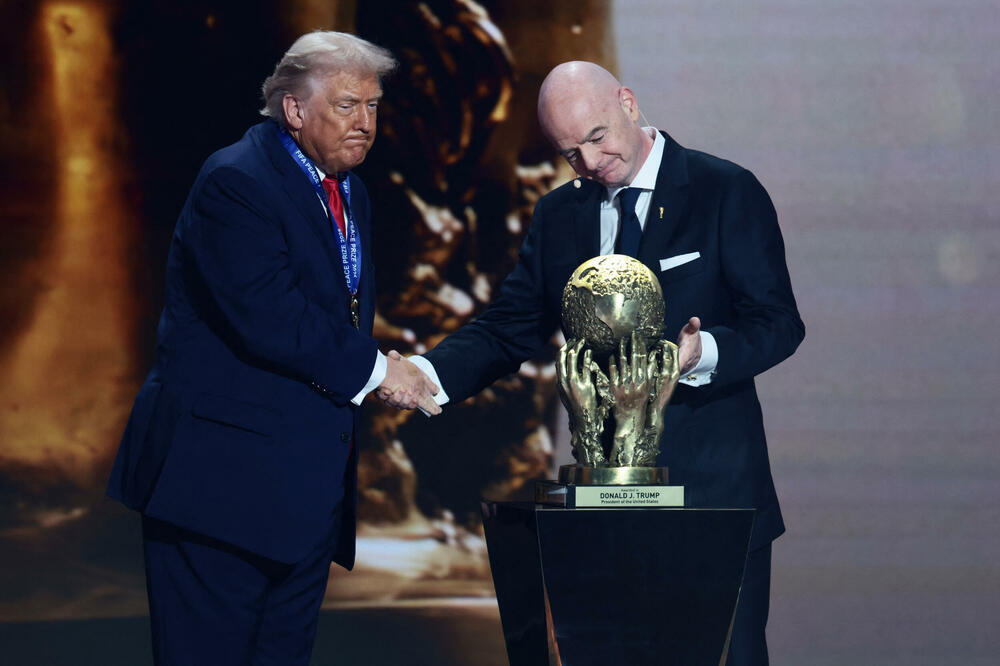 Predsjednik FIFA-e uručio Donaldu Trampu nagradu za mir