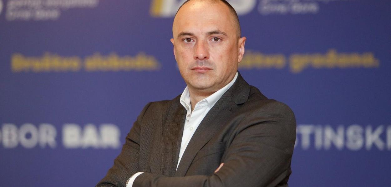 Uvođenje zakonskih olakšica u postupku legalizacije bespravno izgrađenih objekata pokazuje odgovoran odnos prema građanima, ali i prema prostoru i planskom razvoju lokalnih zajednica, ocijenio je Mladen Đuričić, predsjednik Opštinskog odbora DPS Bar i član Predsjedništva DPS Crne Gore.

